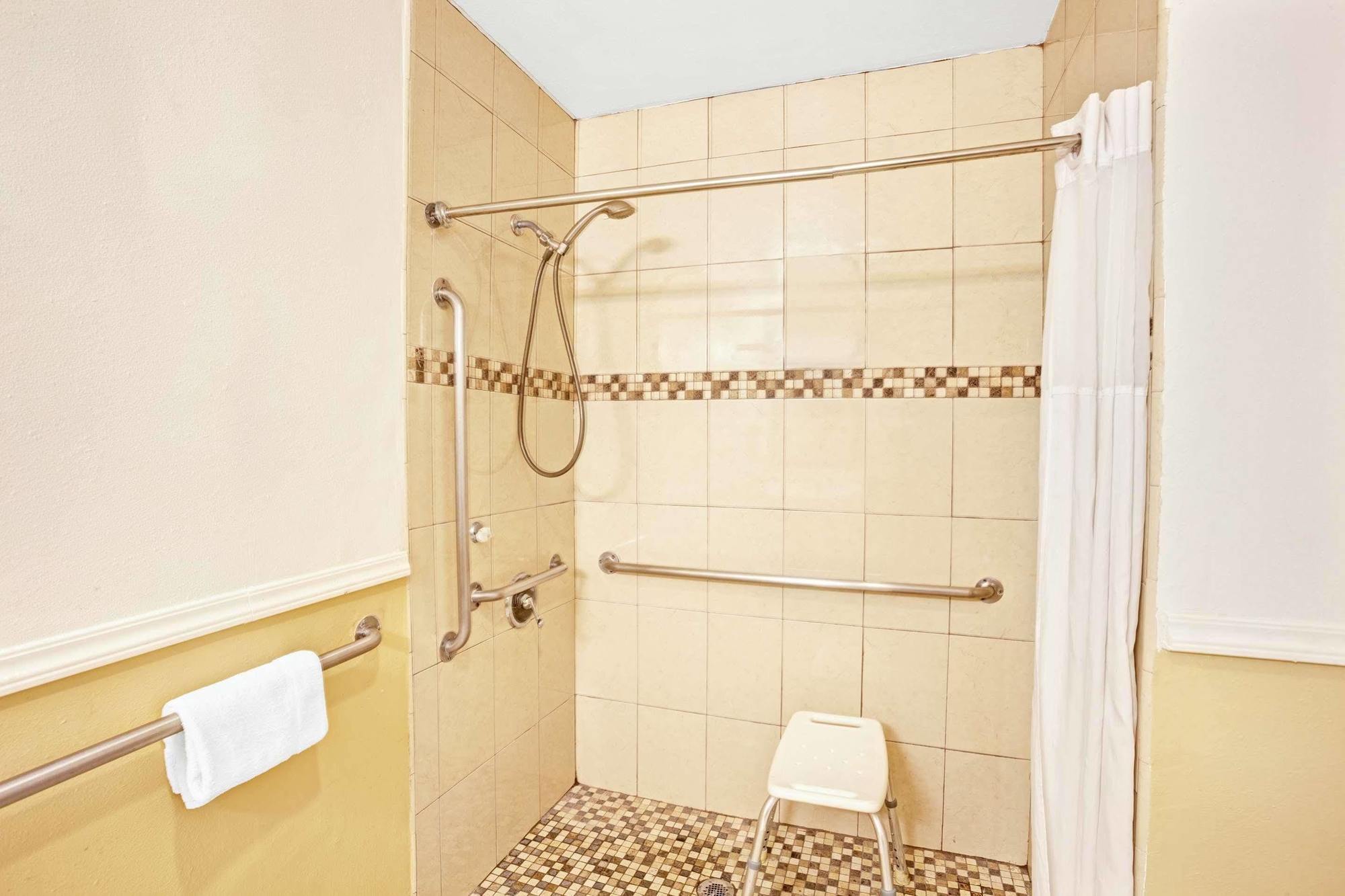 Days By Wyndham Angeles Hotel