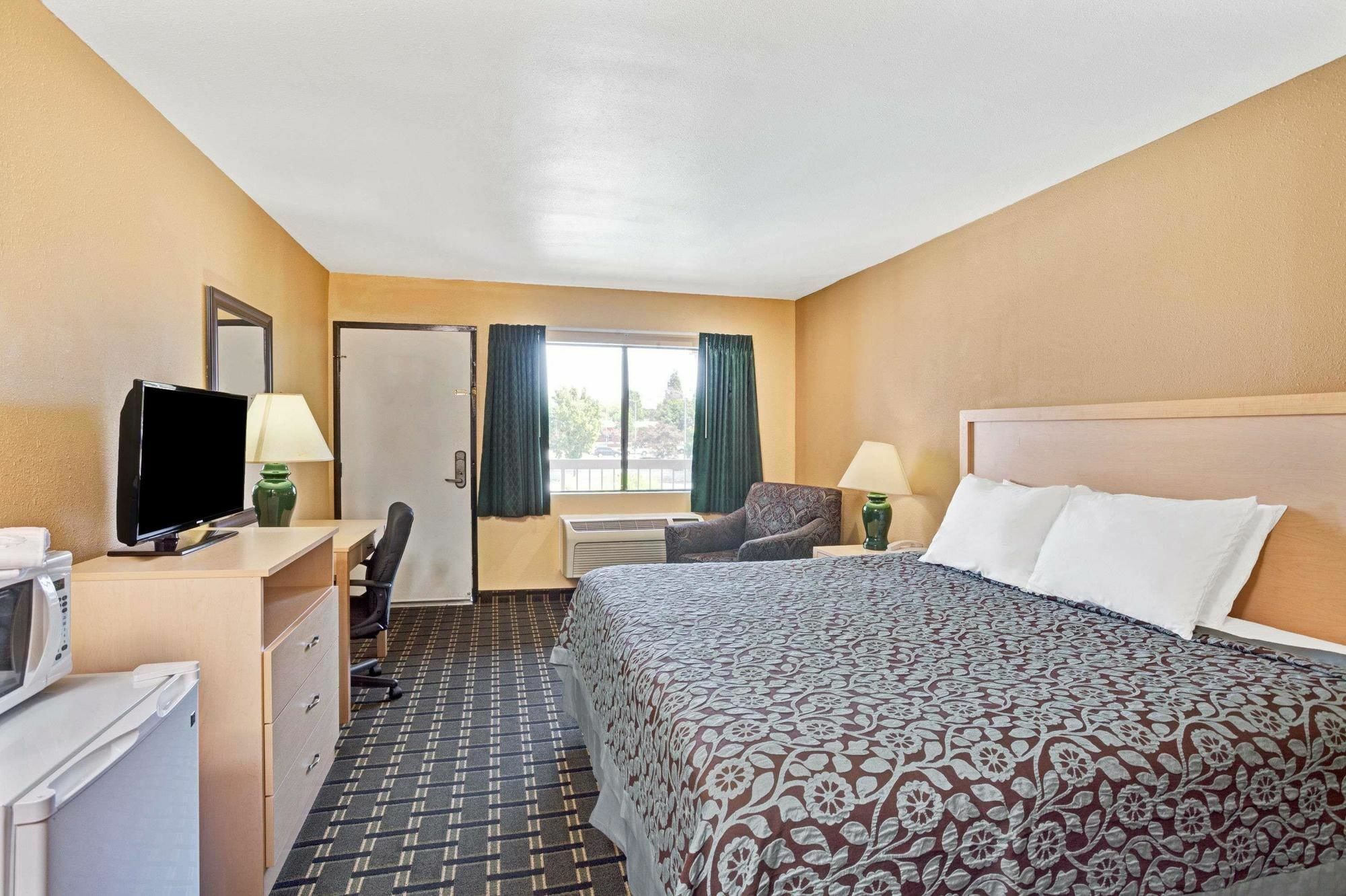 Days By Wyndham Angeles Hotel Whittier